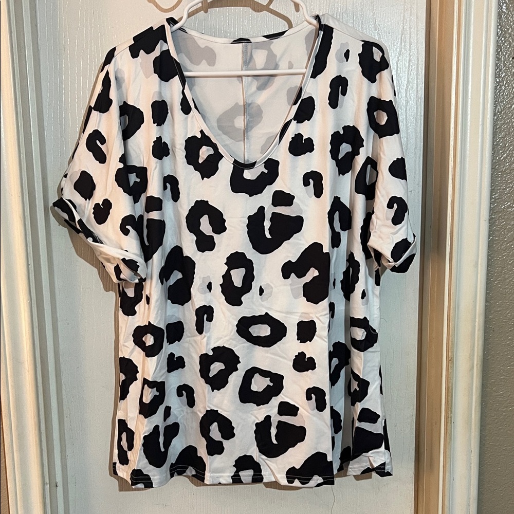 Stylish Black and White Leopard Print Women's Top